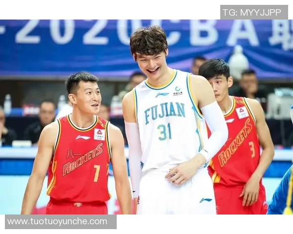 王哲林领衔中国男篮新征程展现拼搏精神与团队合作的力量