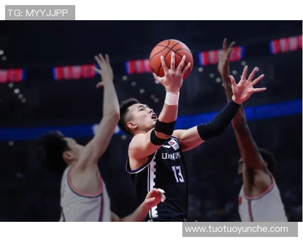 雷霆与爵士激战正酣大比分对决引发球迷热议与期待